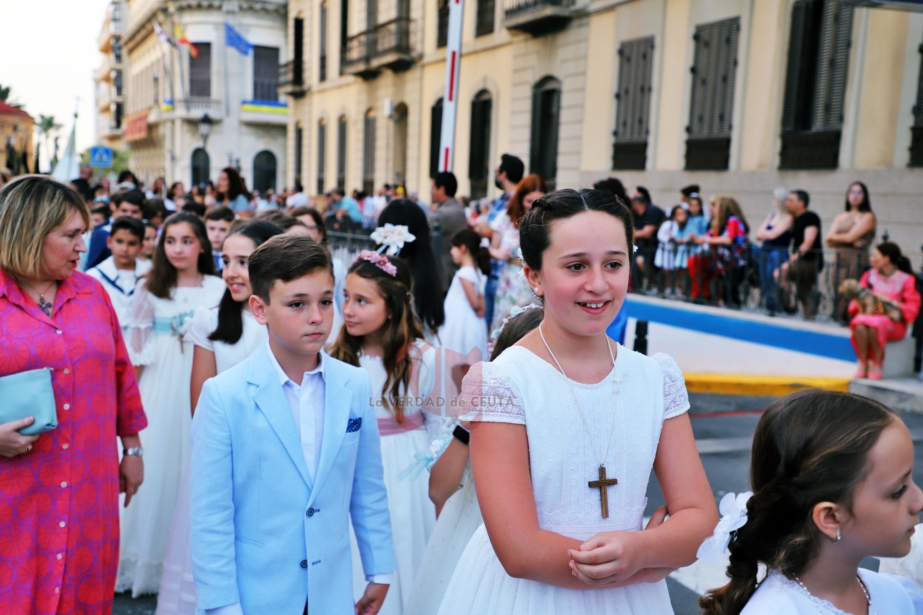 Más de un centenar de niños y niñas procesionan tras la estela del Corpus Christi
