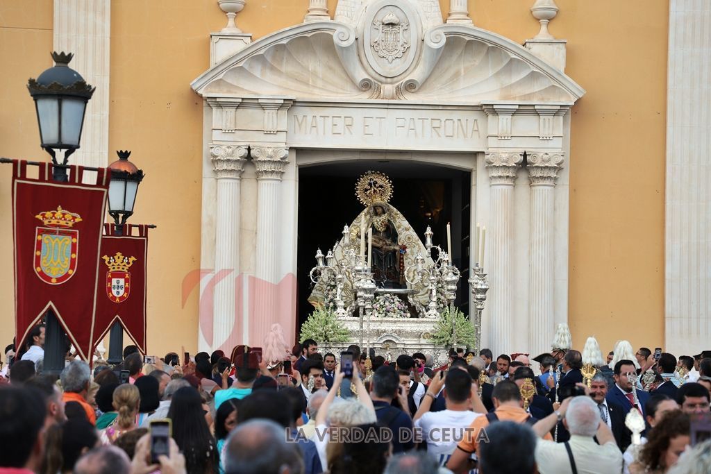 Santa María de África recibe el calor de los ceutíes tras dos años sin procesionar el 5 de agosto