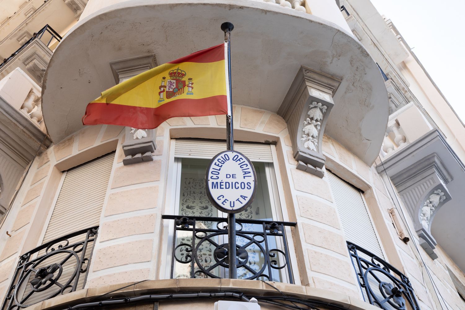 Los colegios médicos de Ceuta y Melilla exigen que no se penalice a los facultativos que compaginan la sanidad pública con la privada