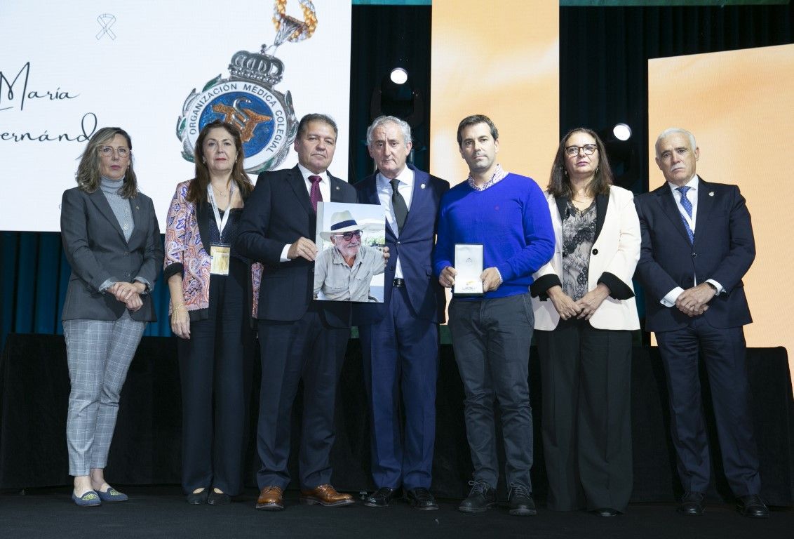 El Colegio de Médicos de Ceuta recoge en Madrid el homenaje a Enrique Ostalé