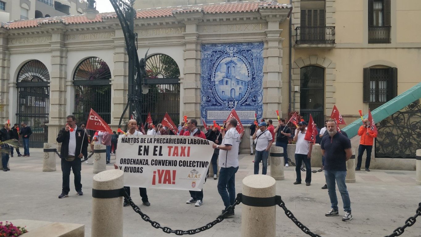 Los asalariados del taxi continúan sus concentraciones frente al Ayuntamiento