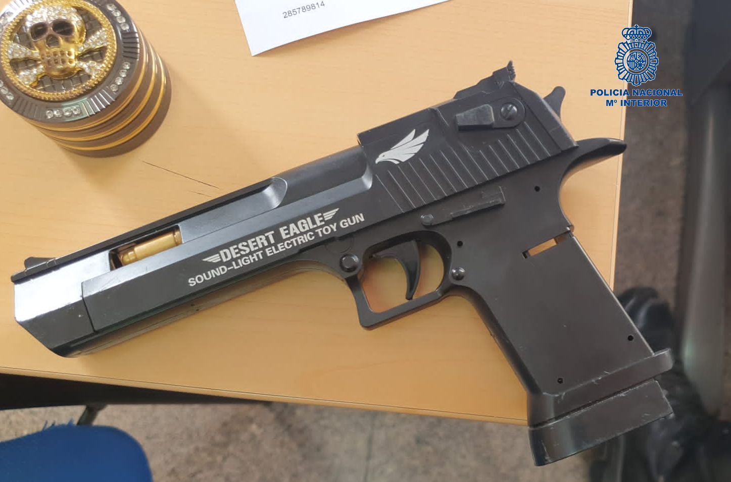 La Policia requisa una pistola a un grupo de jóvenes durante un control en Los Rosales