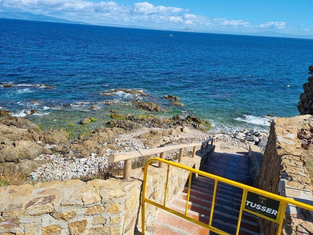 Empiezan a arreglar la escalera de acceso a la playa de Santa Catalina tras obtener el permiso de Costas