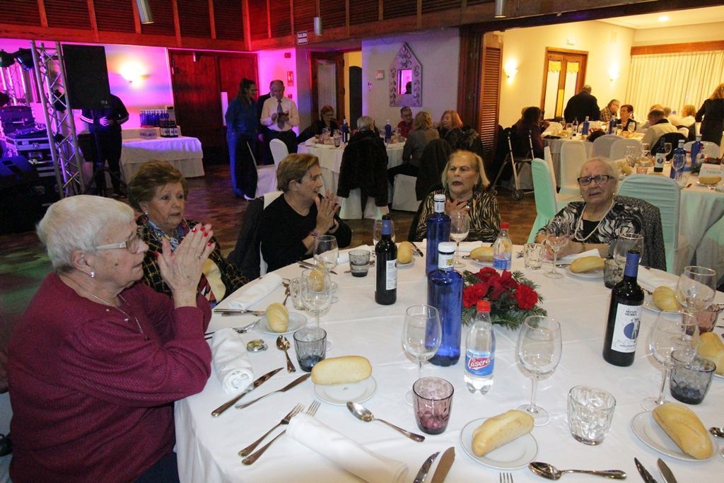 La Ciudad recupera la tradicional cena navideña para los mayores en el Parador La Muralla