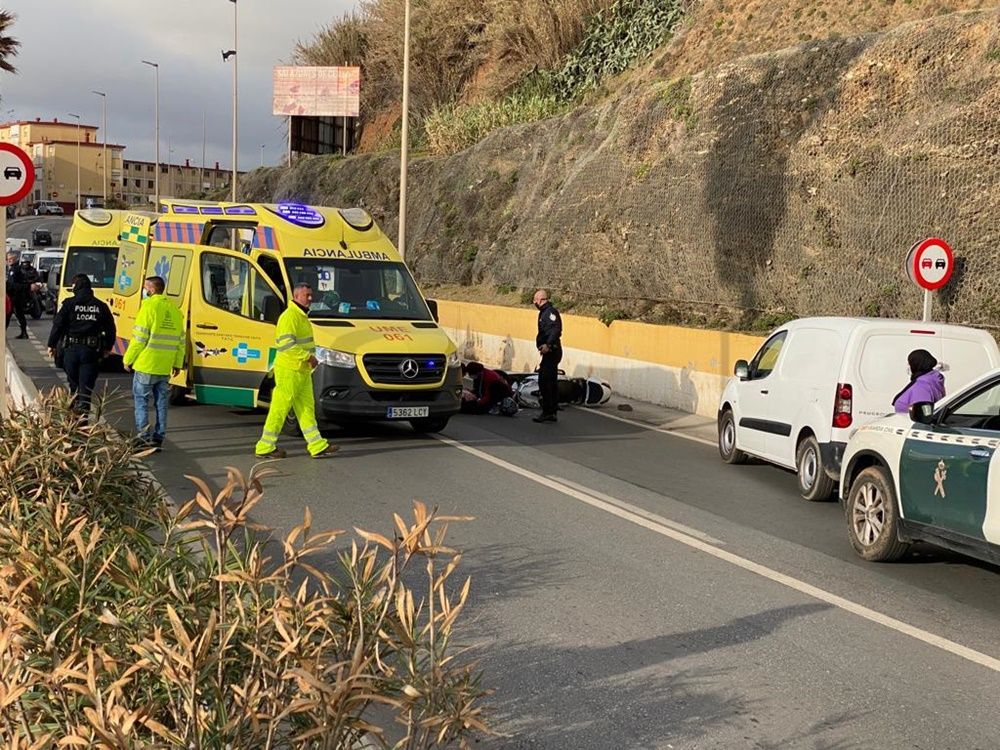 Un accidente entre un vehículo y una motocicleta deja dos heridos graves en el Hospital 