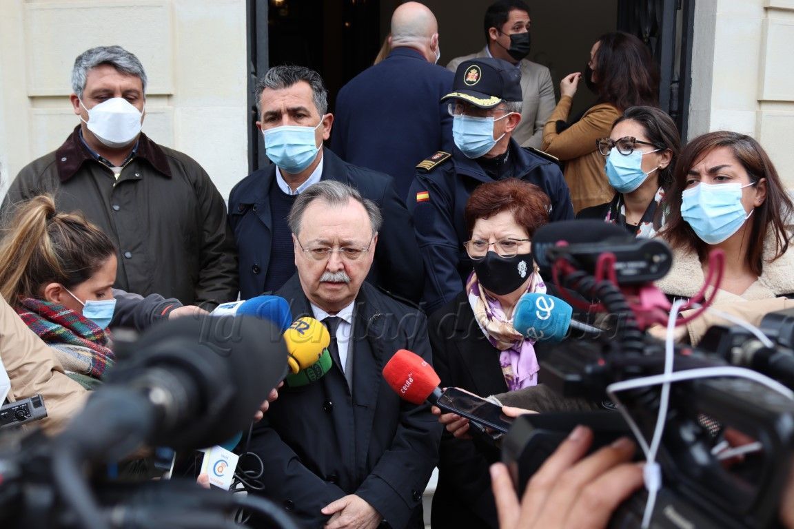 La Ciudad y la Delegación del Gobierno condenan el asesinato de Mari Ángeles con cinco minutos de silencio