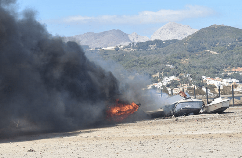 Varias embarcaciones requisadas por la Guardia Civil arden en el muelle de la Puntilla