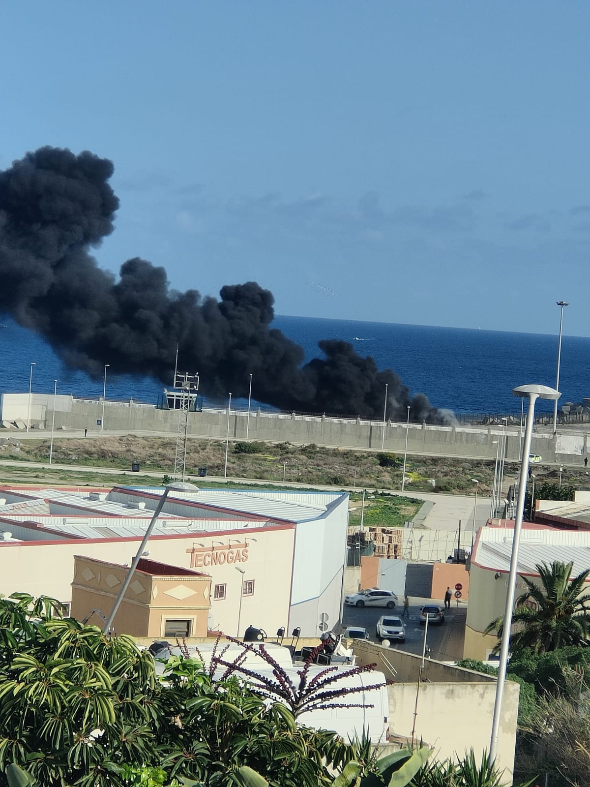 Arden varias embarcaciones en el puerto de Ceuta decomisadas por la Guardia Civil