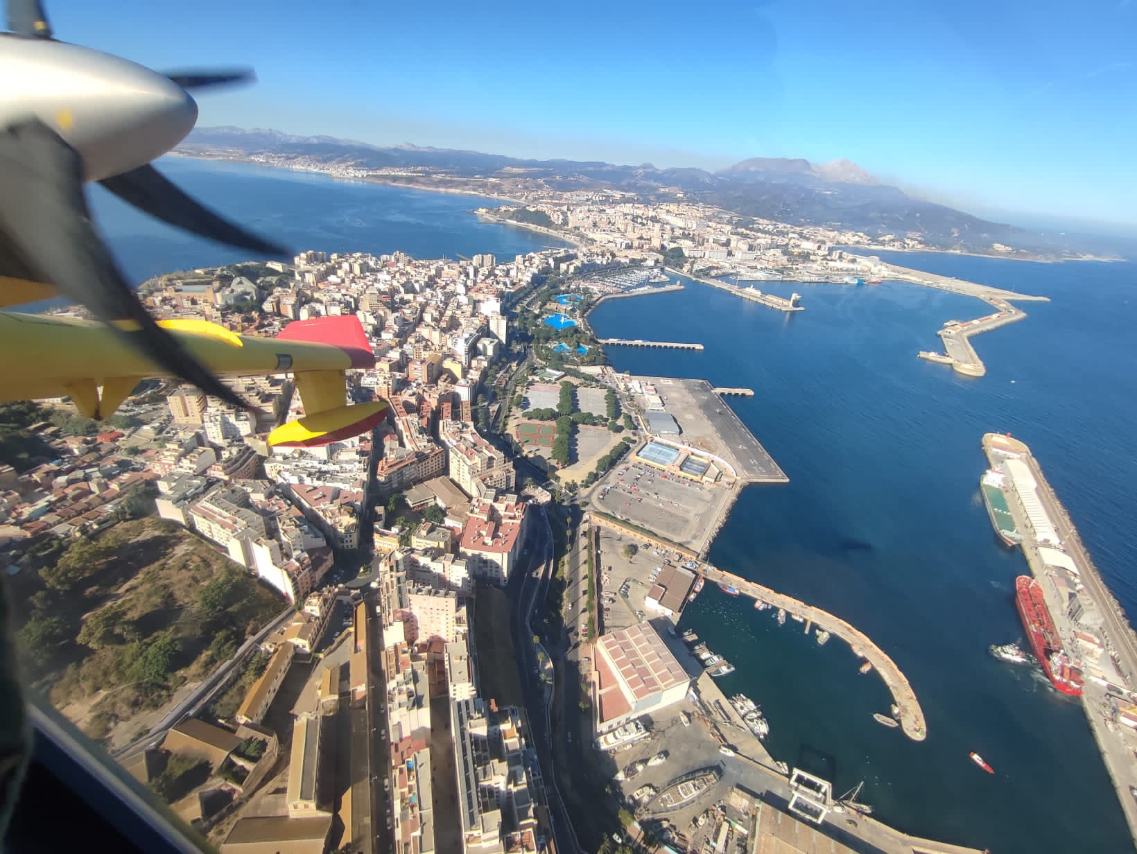 El hidroavión realizó 33 descargas en el incendio de García Aldave