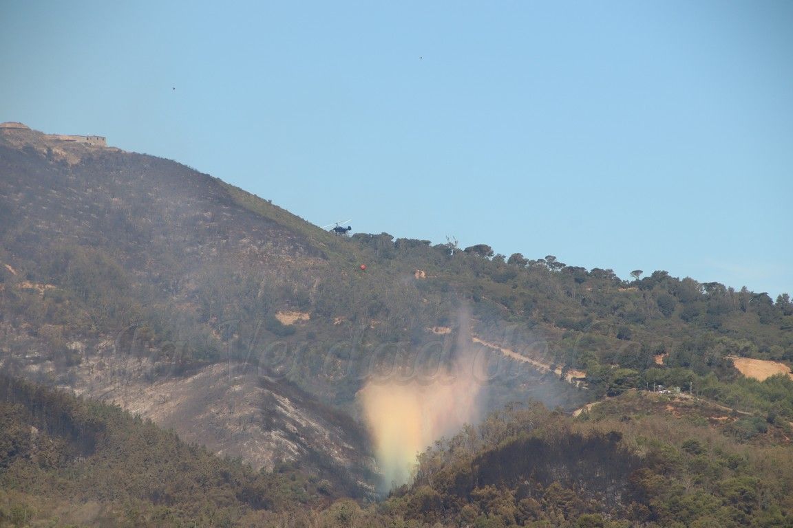 Un helicóptero se une a las labores de extinción junto al hidroavión