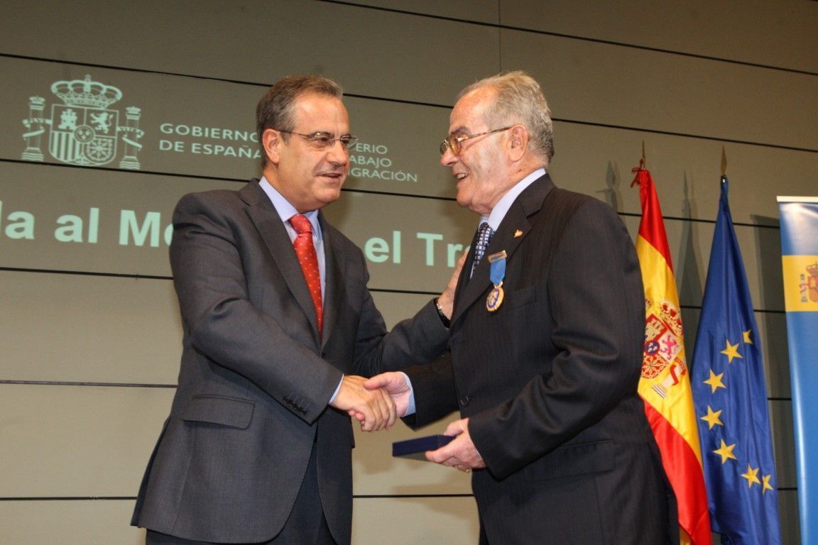 En la imagen, momento en el que Pablo Belmonte recibía la Medalla de Oro al Mérito en el Trabajo en 2009