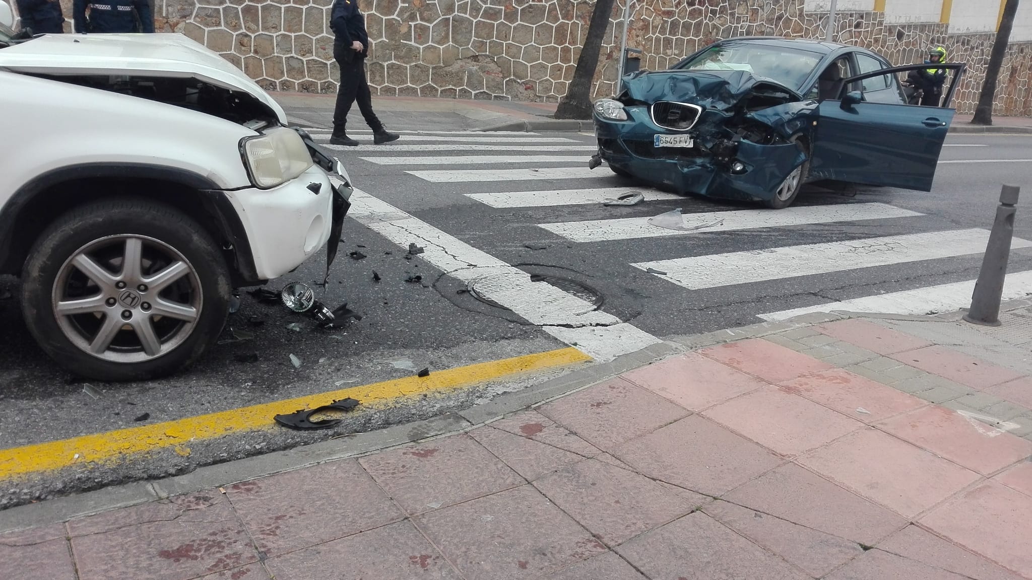 Dos vehículos colisionan frontalmente en la Avenida Otero y deja dos heridos