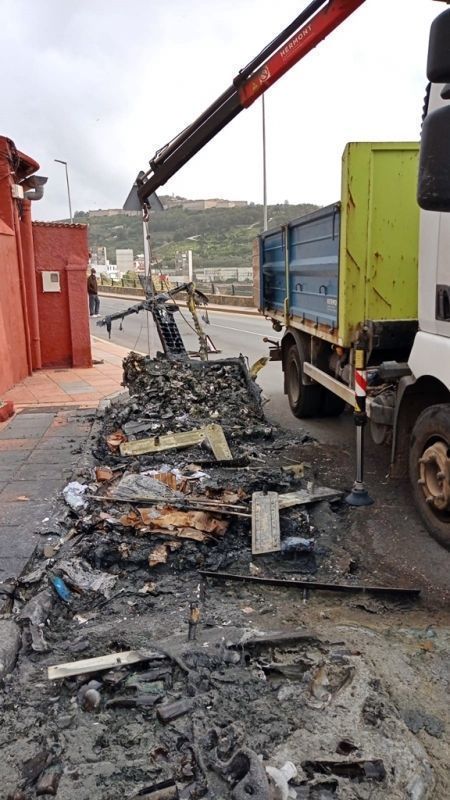 Queman contenedores en Recinto Sur y un vehículo en la Avenida Virgen de África