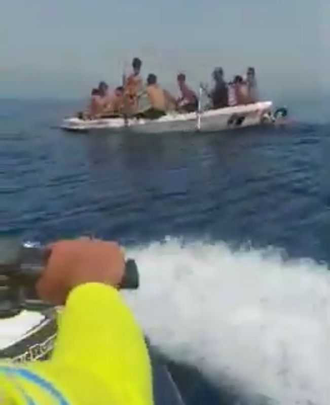 Un grupo de menores marroquíes rescatados en una vieja embarcación