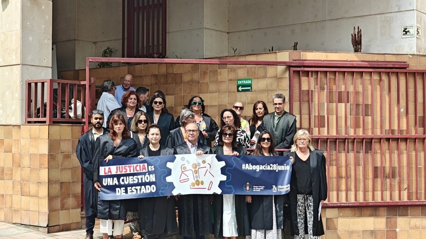 El Colegio de Abogados de Ceuta se concentra para pedir una solución para la Justicia