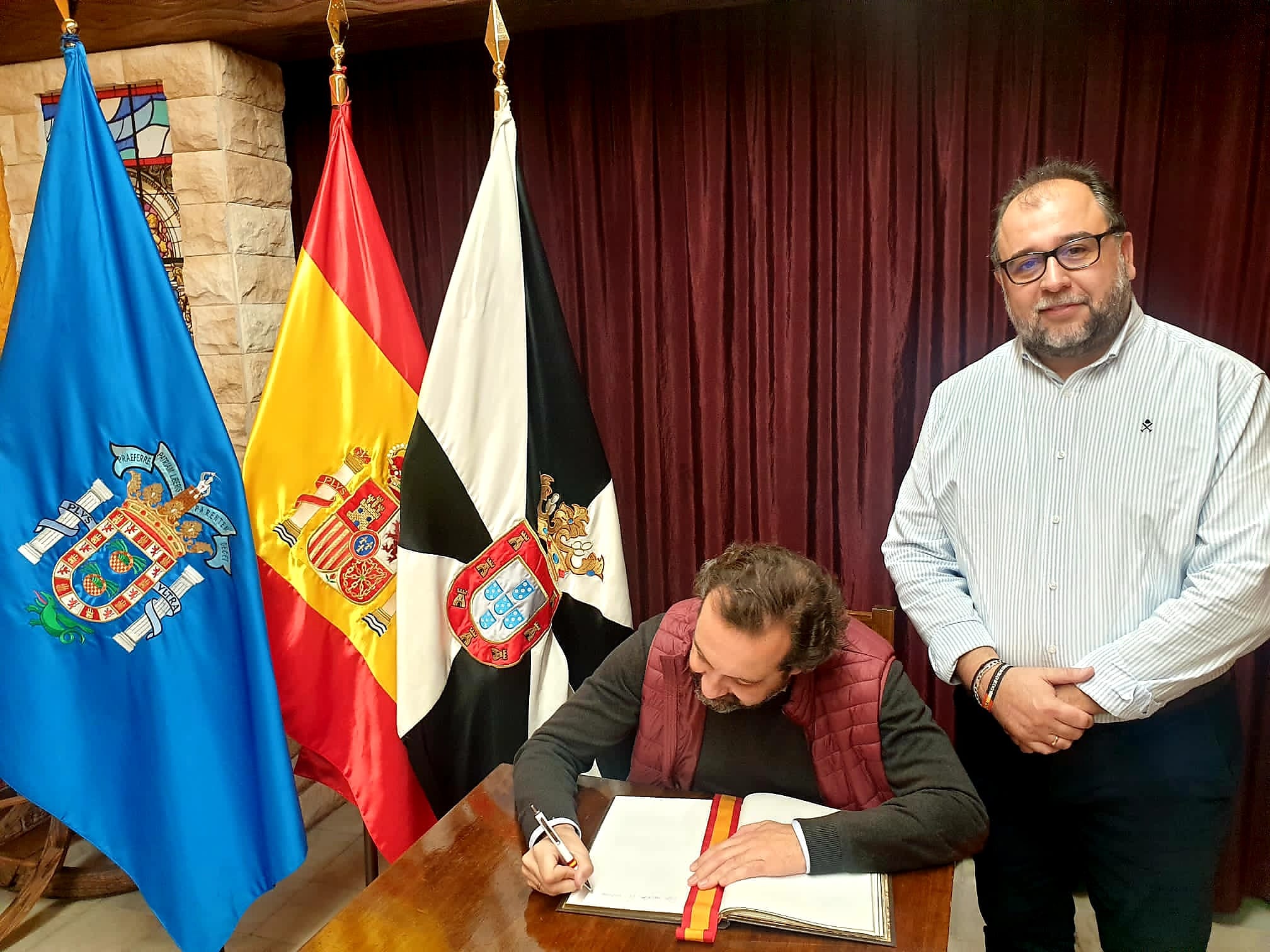 La Casa regional de Ceuta en Melilla recibe a Enrique Casellas, pregonero de la Semana Santa de Sevilla de 2023
