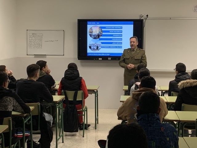 El Centro de Historia y Cultura Militar de Ceuta imparte conferencias en el IES Puertas del Campo