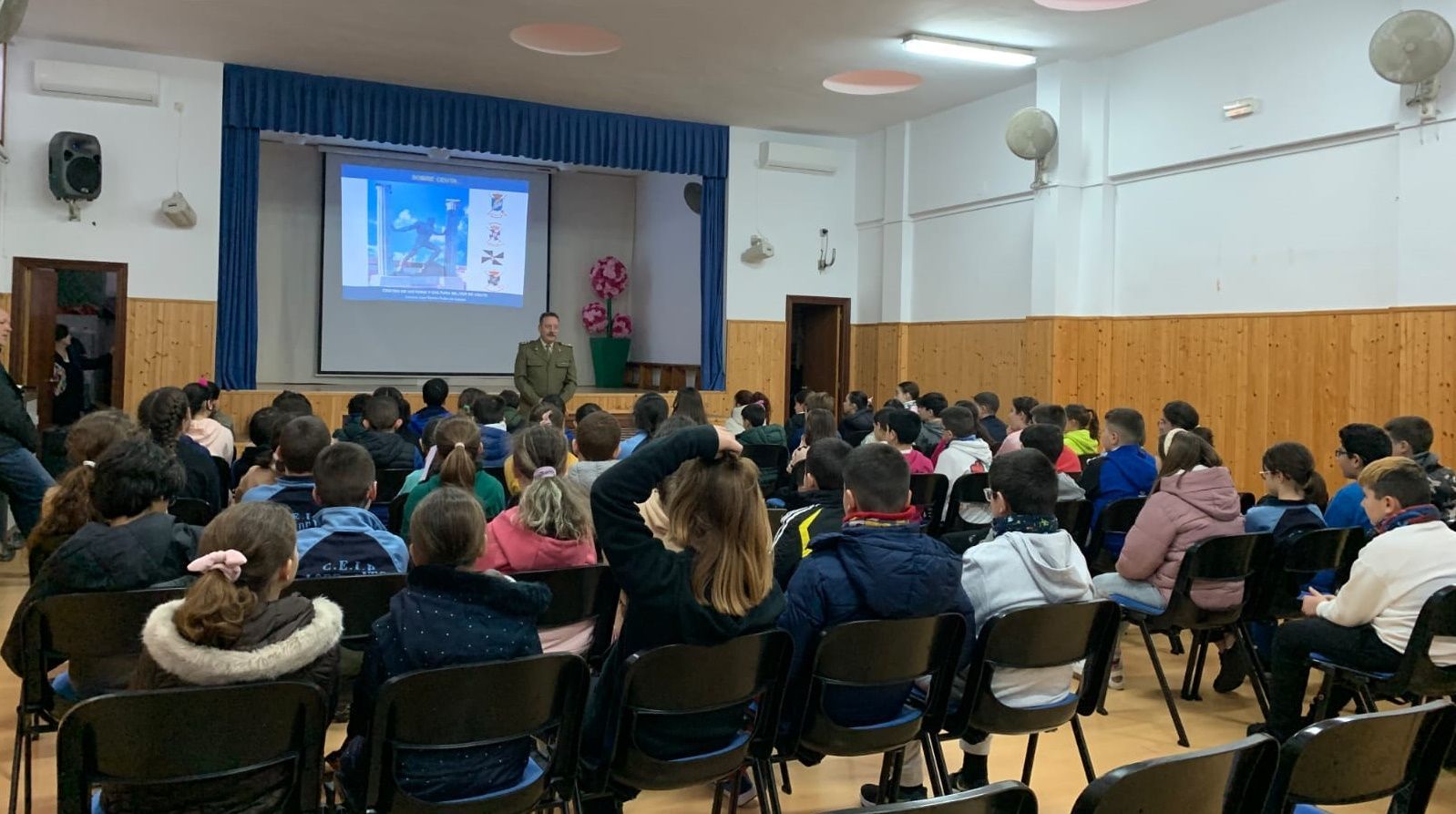 Imparten una conferencia de historia militar de Ceuta en el colegio Lope de Vega