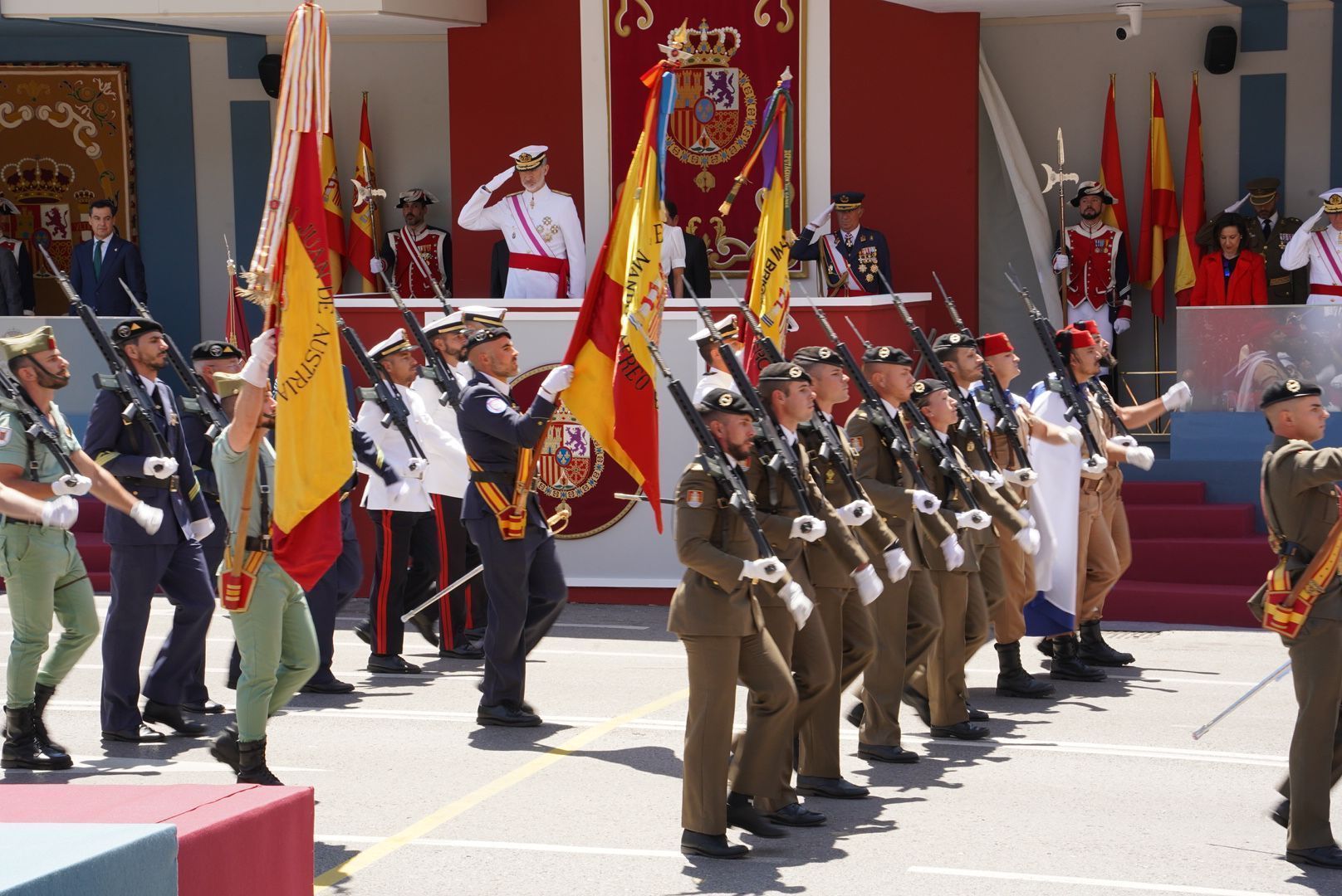 Juan Vivas felicita a las Fuerzas Armadas por su día