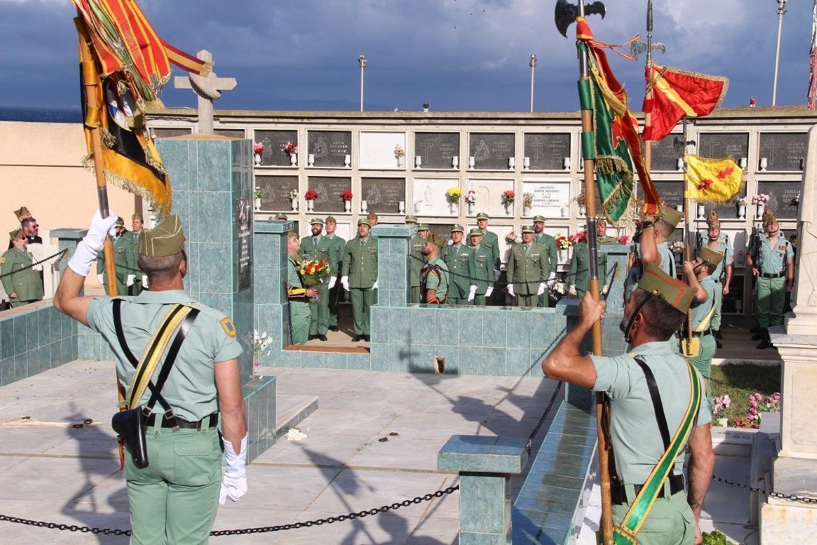 Emotivo homenaje militar en el cementerio de Santa Catalina en Ceuta