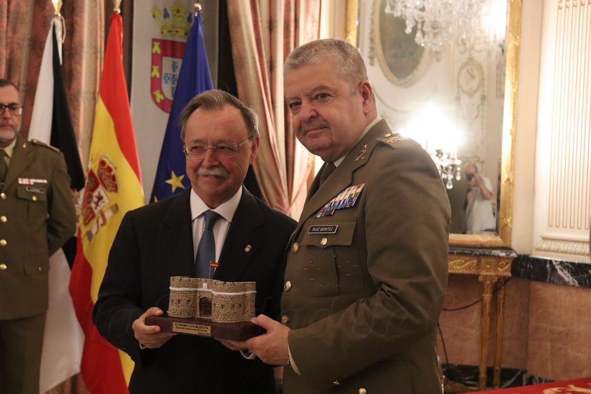 Vivas recibe el premio que el Centro de Historia y Cultura Militar concede a la Ciudad