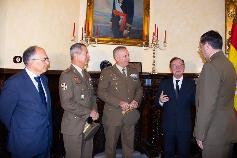 Vivas recibe en la Alcaldía Noble al jefe de Estado Mayor del Ejército de Tierra