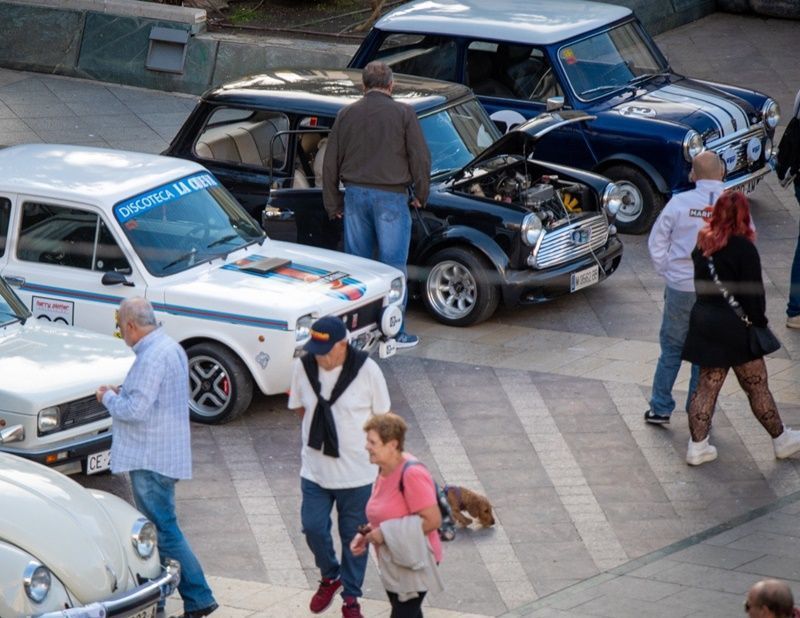 La plaza de los Reyes se llena de joyas del motor clásico