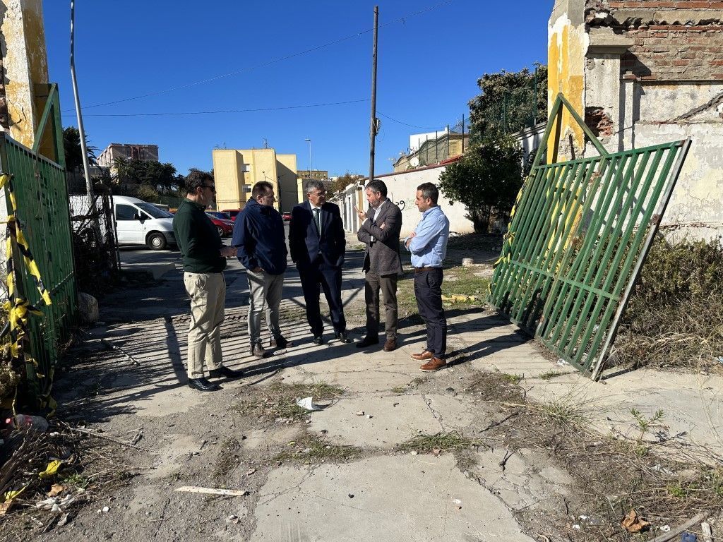 El delegado visita la parcela  donde se construirá la subestación de  interconexión eléctrica entre Ceuta y la península