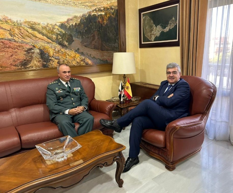 El Delegado del Gobierno se despide del coronel de la Guardia Civil, Jefe de la Comandancia de Ceuta