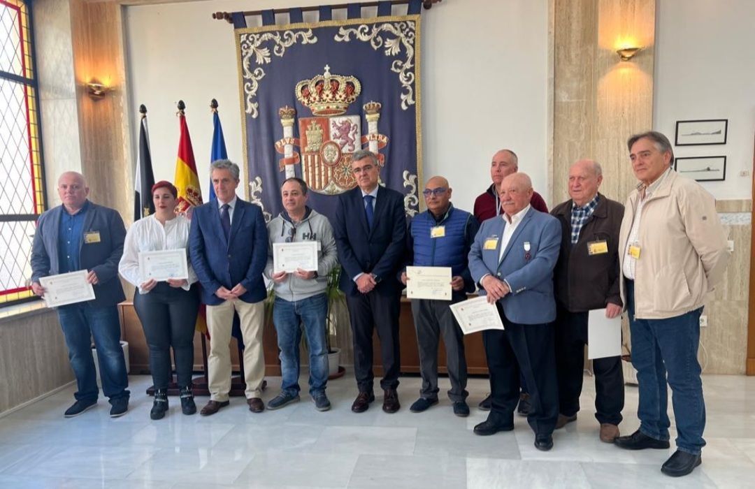 El delegado  del gobierno entrega los diplomas a los voluntarios de REMER