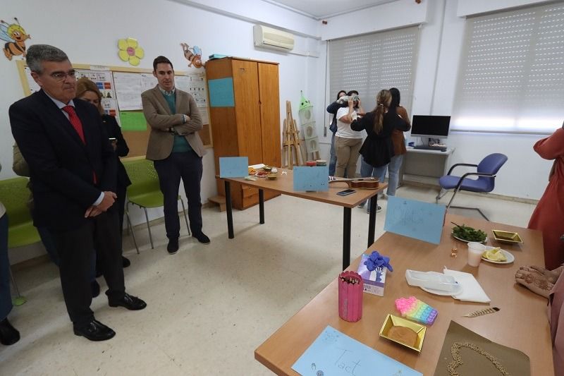 García y Simón se interesan por el taller de formación puesto en marcha por Plena Inclusión