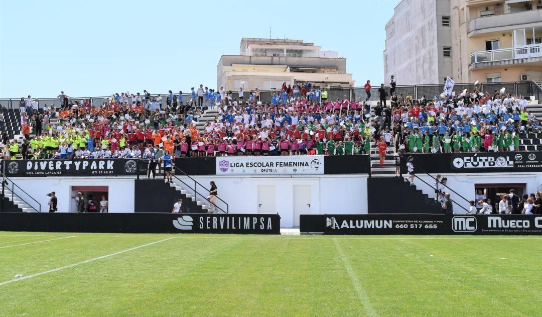 La liga escolar de fútbol femenino baja el telón con una gran fiesta final