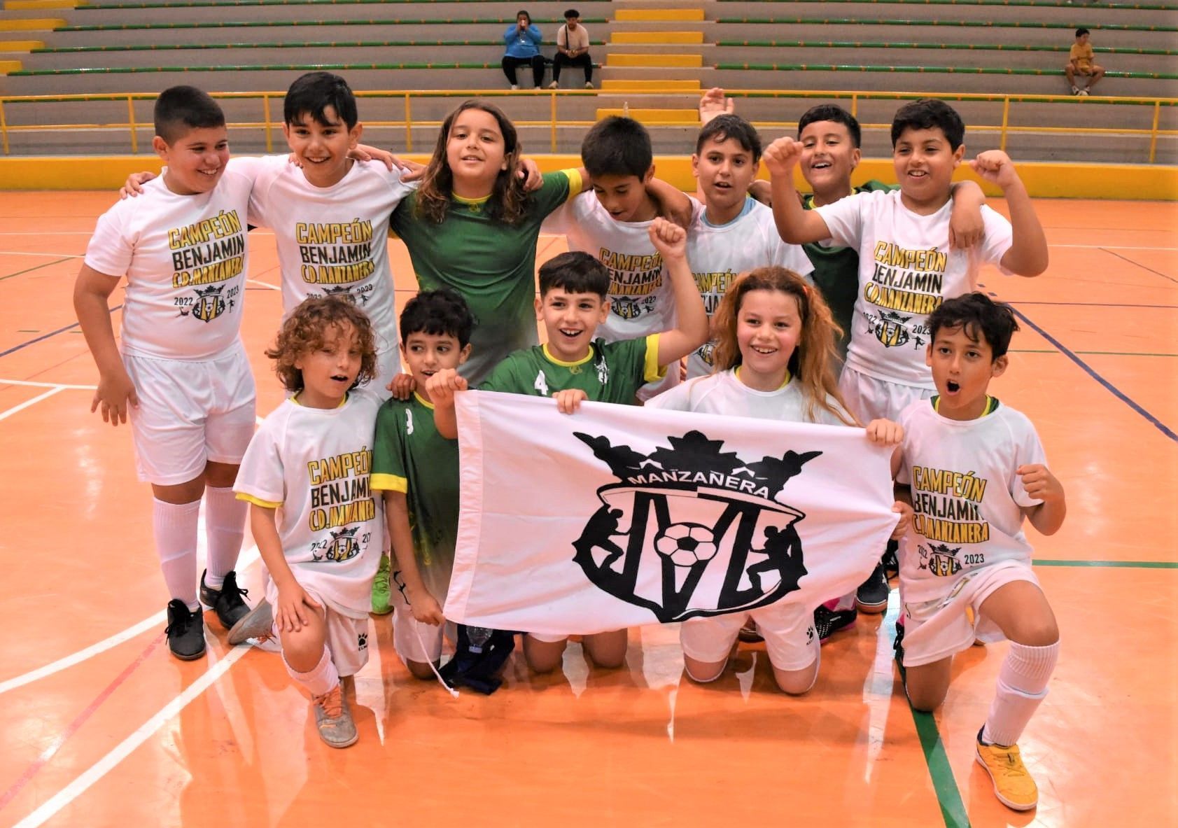 El Manzanera logra el título de la liga de benjamines de segunda autonómica