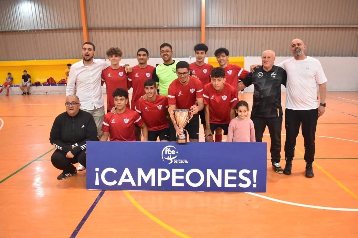 Ramón y Cajal y Deportivo Ceutí reciben sus trofeos de campeón y subcampeón Juvenil