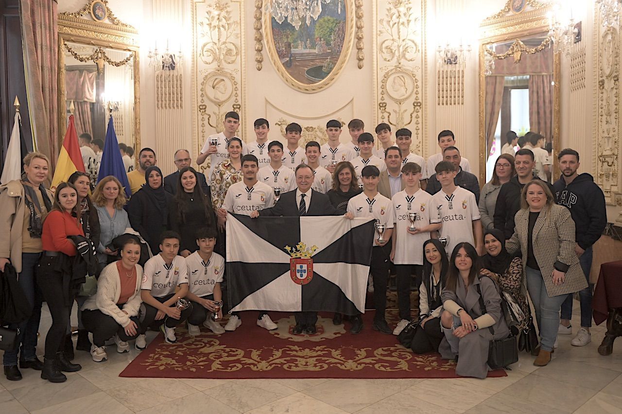 Vivas recibe a los jugadores y padres de la sub'16 y les deja claro que “todos estamos orgullosos de vosotros”