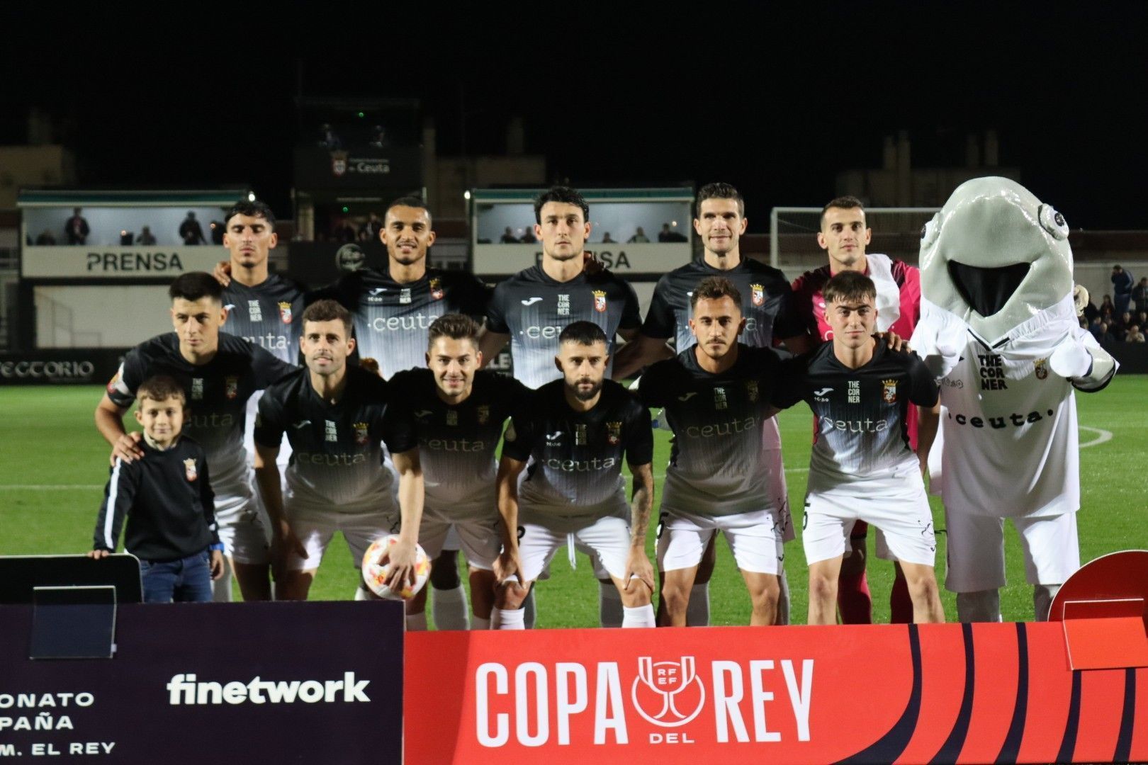 La plantilla del Ceuta siguió el sorteo de Copa a su llegada al puerto de Algeciras y en el autobús