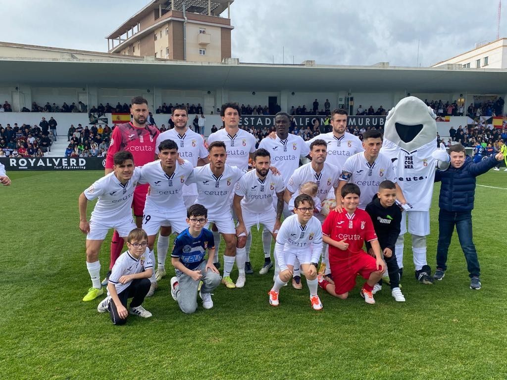 El Ceuta sigue su remontada con otra victoria ante el Linares y ya está a tres puntos de la salvación (2-0)