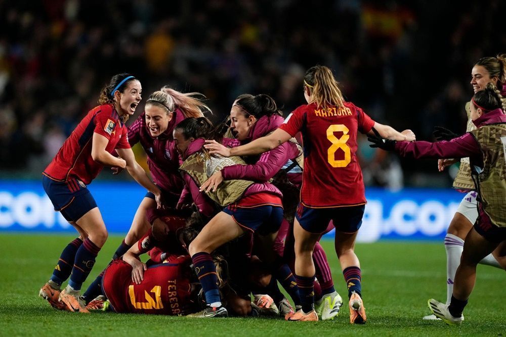 El presidente Vivas felicita a la Selección Española de Fútbol Femenino, campeonas del mundo 