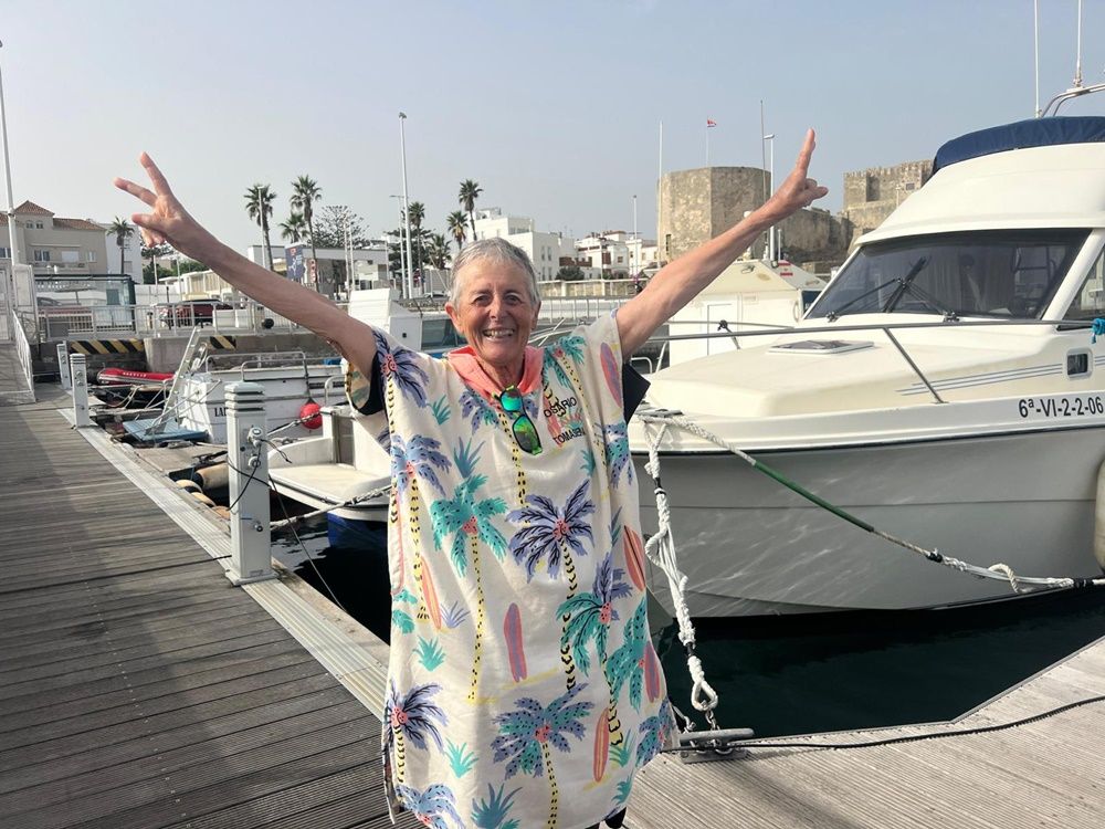 Una nadadora de 77 años bate el récord de la mujer más longeva en cruzar a nado el Estrecho