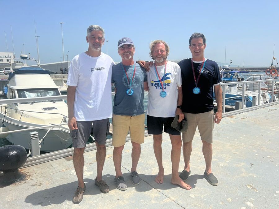 Cuatro españoles cruzan a nado el Estrecho con fines solidarios