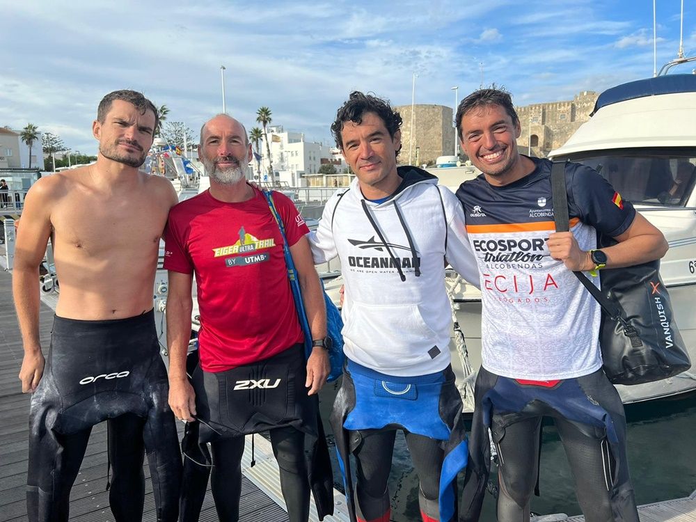 Otros cuatro deportistas españoles cruzan a nado el Estrecho