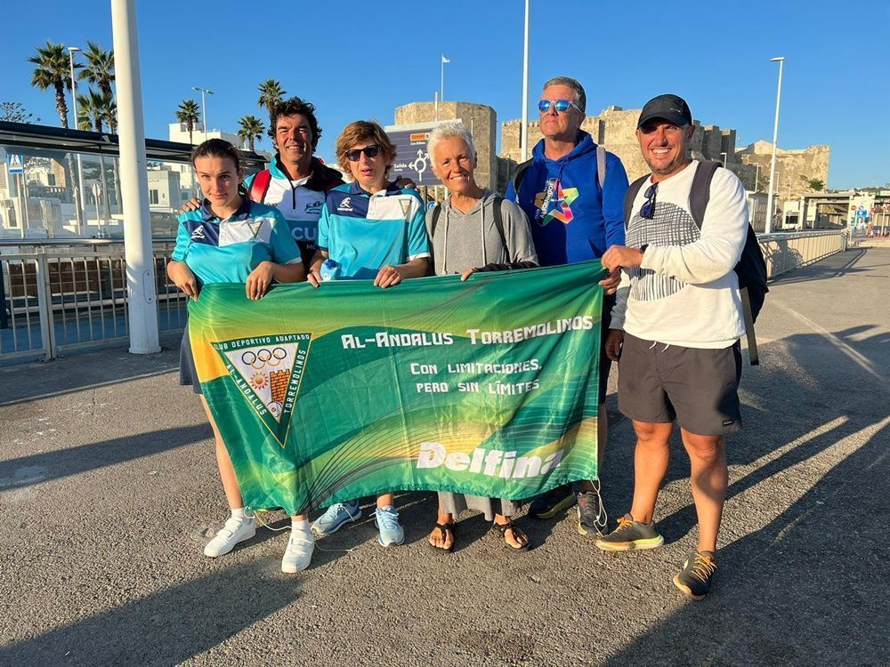 Tres españoles cruzan a nado el Estrecho con fines solidarios
