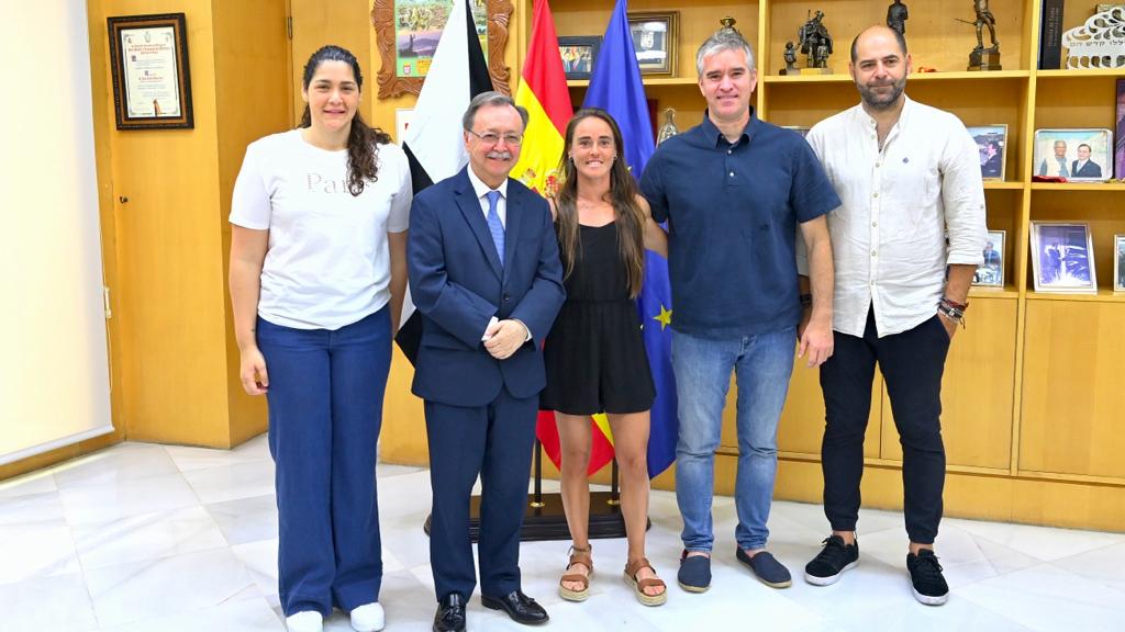 Juan Vivas ofrece una recepción a la piragüista Isabel Contreras