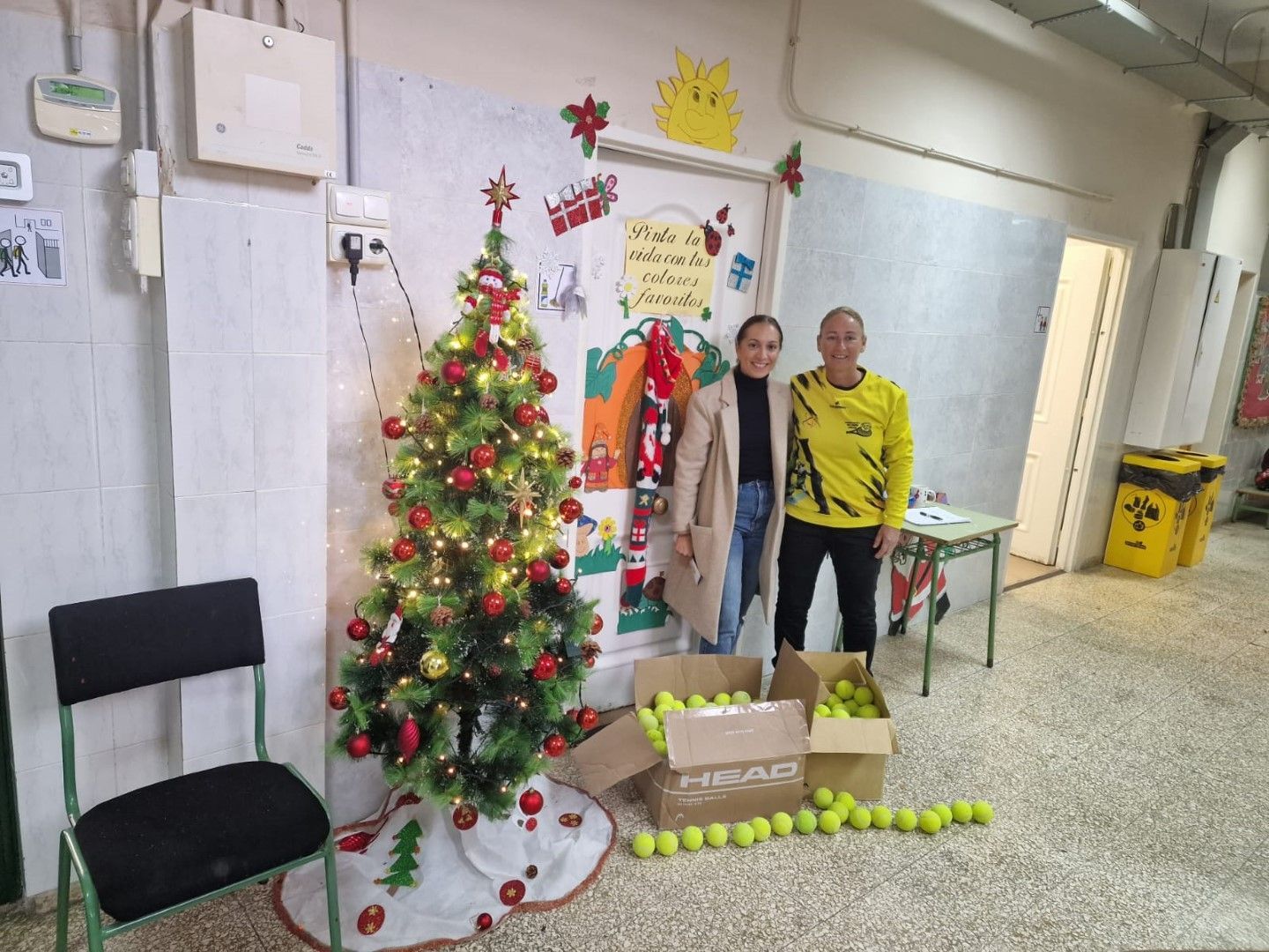 La Federación de Tenis dona 500 pelotas de tenis a dos colegios