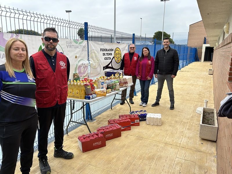 Las escuelas de tenis de la ciudad donan 300 kilos de alimentos a Cáritas