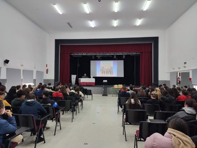 Paco Sánchez imparte una conferencia a los alumnos del IES Almina