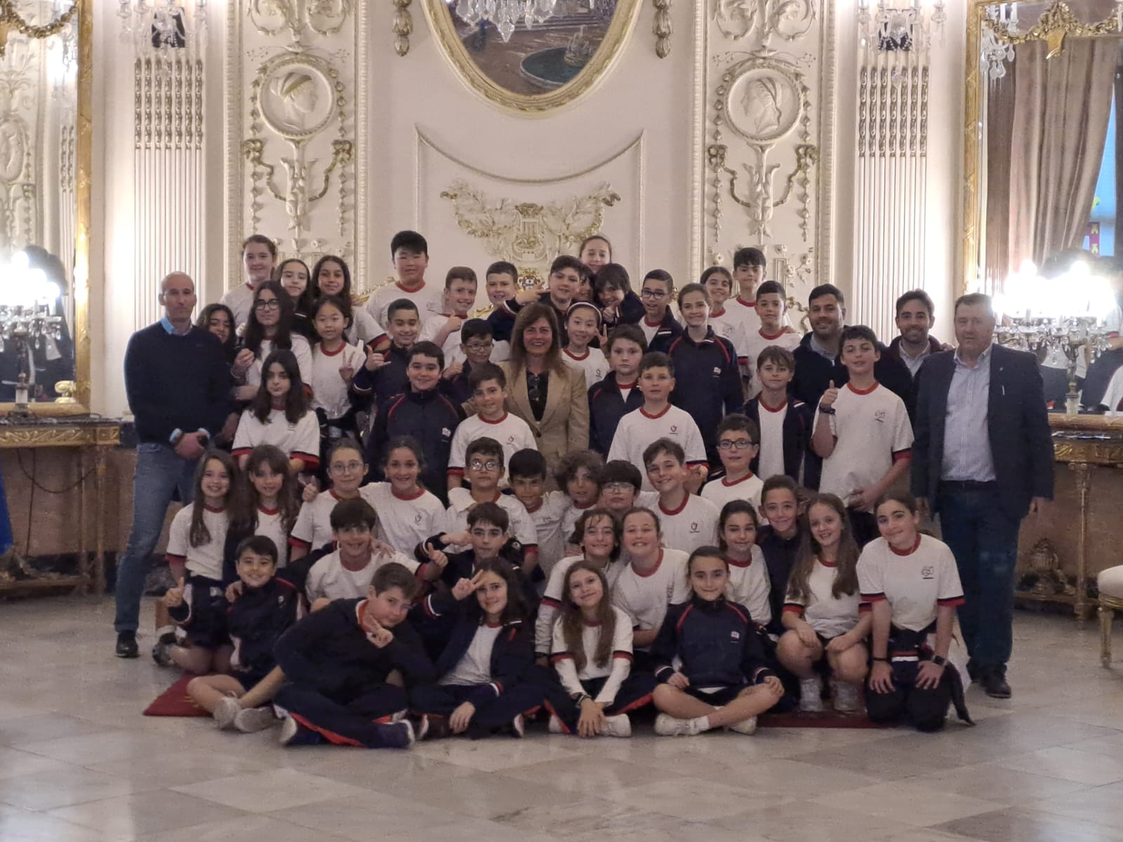 Un grupo de escolares del San Agustín visita el Palacio Autonómico