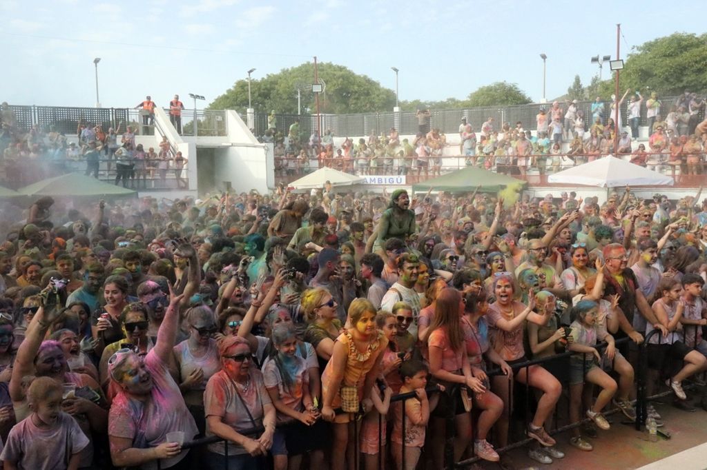 El Auditorio de La Marina se llena de color con la fiesta Holi