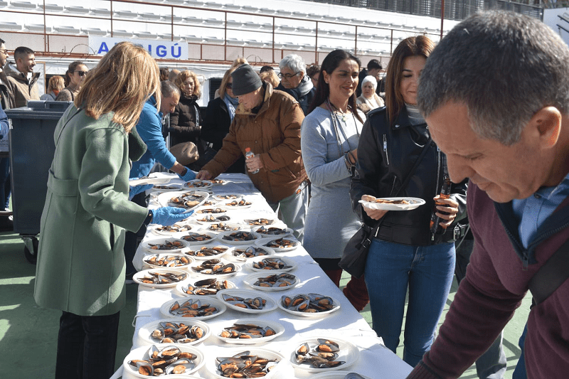 Multitudinaria acogida de la Mejilloná en La Marina para calentar motores de cara al Carnaval