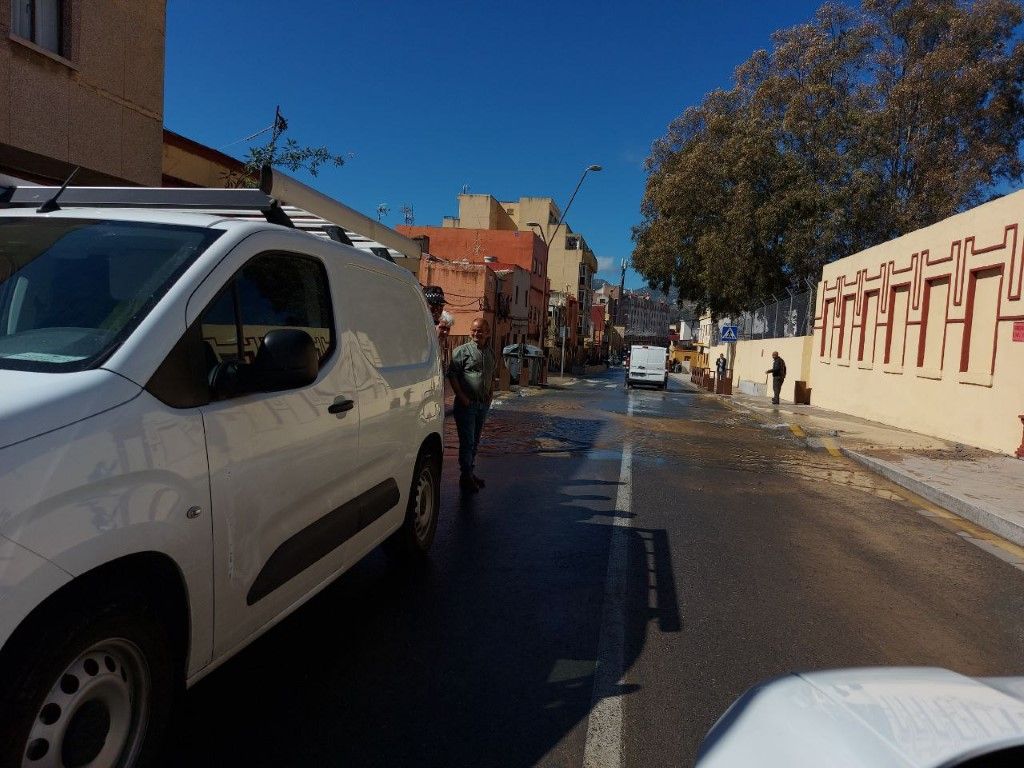 Actuación de urgencia en Claudio Vázquez por la rotura de un tubo de suministro principal